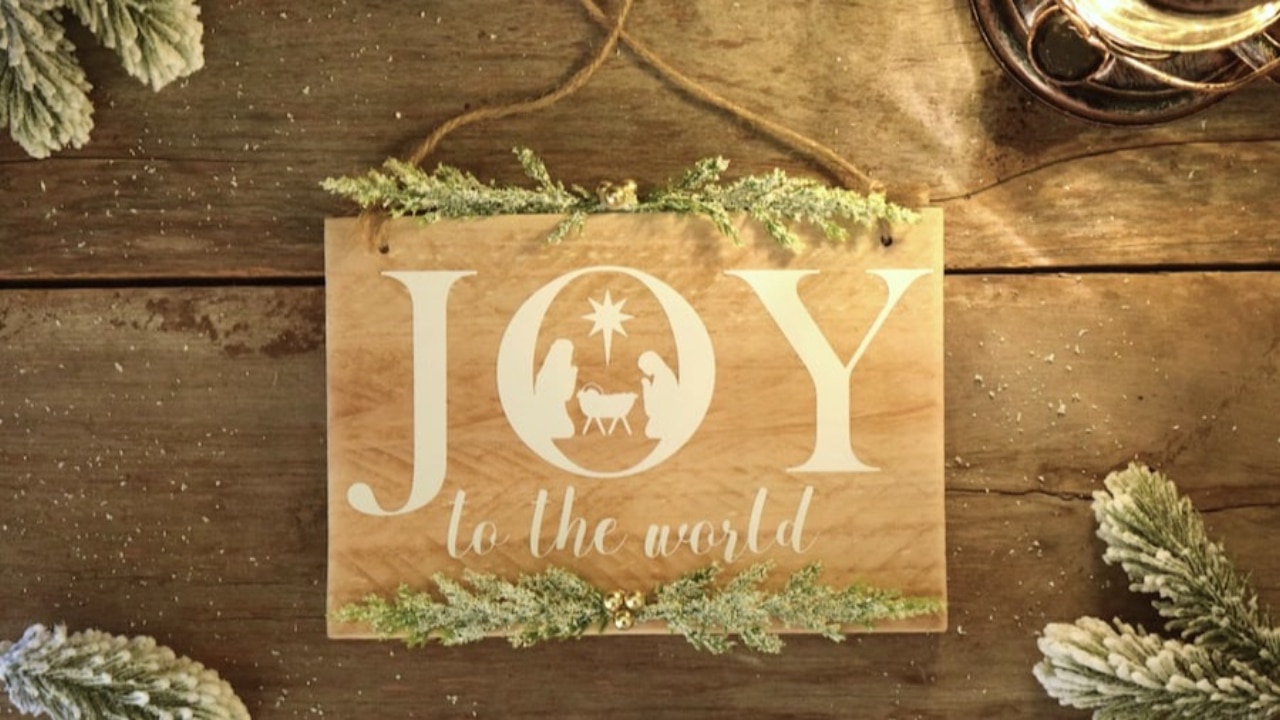 A wooden plaque with the words "Joy to the World"